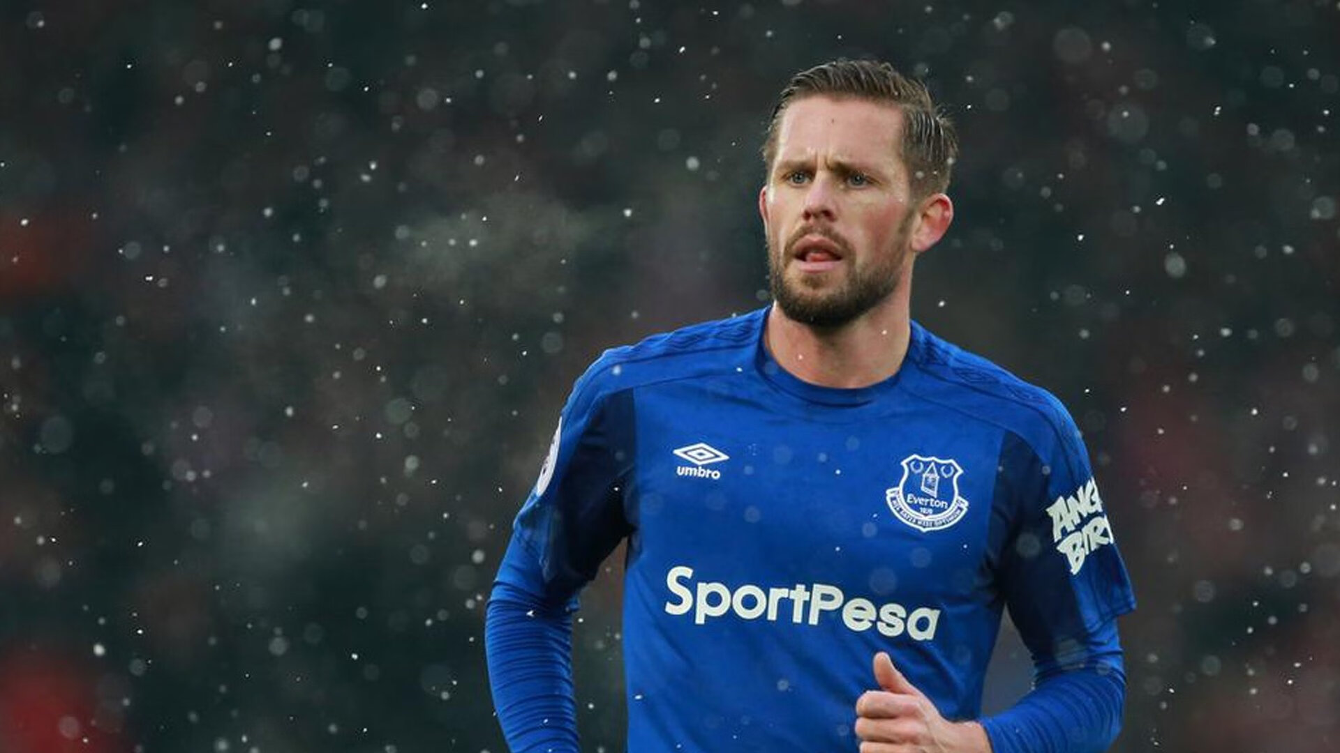 Rookie重要时刻战术调整,TL带队取胜!赛场气氛高涨