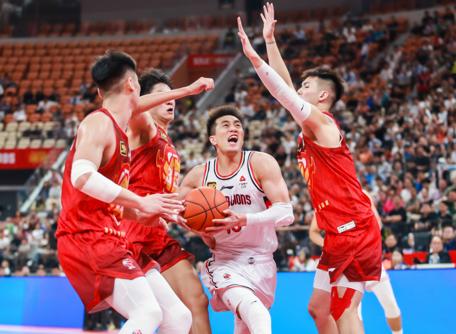 自行车赛场再起风云：岭东赤兔队险胜岭东火箭队，赛场气氛火爆防守强度拉满(逸剑风云决白唯一不死条件)