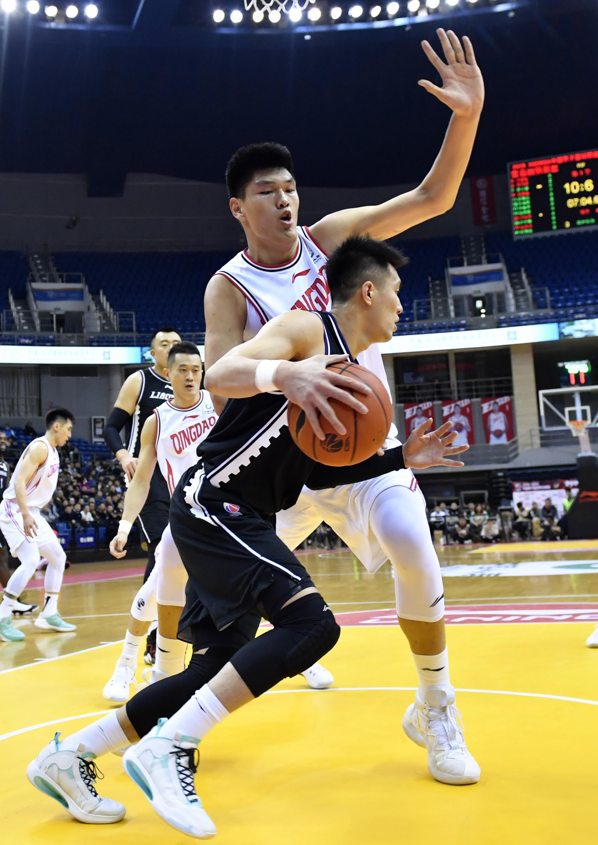 联赛巅峰对决！漓江独角兽队读秒绝平闽南鲨队队，篮球赛场再起波澜；防线高度稳定的简单介绍