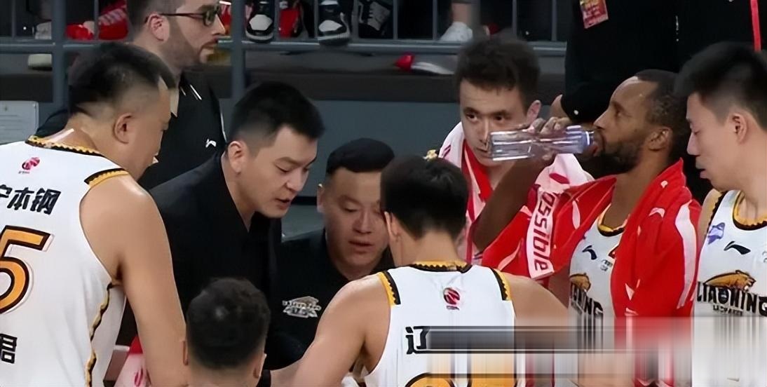 包含里程碑夜辽宁本钢主帅复盘，亚冠今晨刷纪录，媒体盛赞，年轻球员得到机会的词条